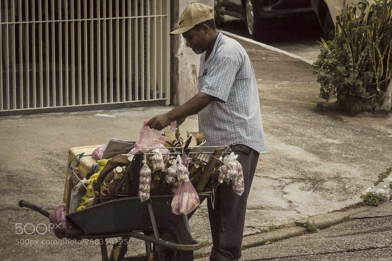 Nikon D3100 sample photo. Hombre photography