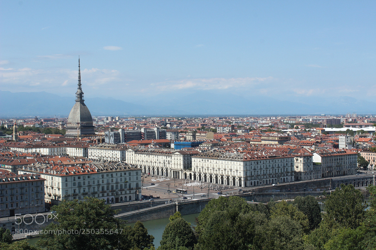 Canon EOS 600D (Rebel EOS T3i / EOS Kiss X5) sample photo. The mole antonelliana rises photography