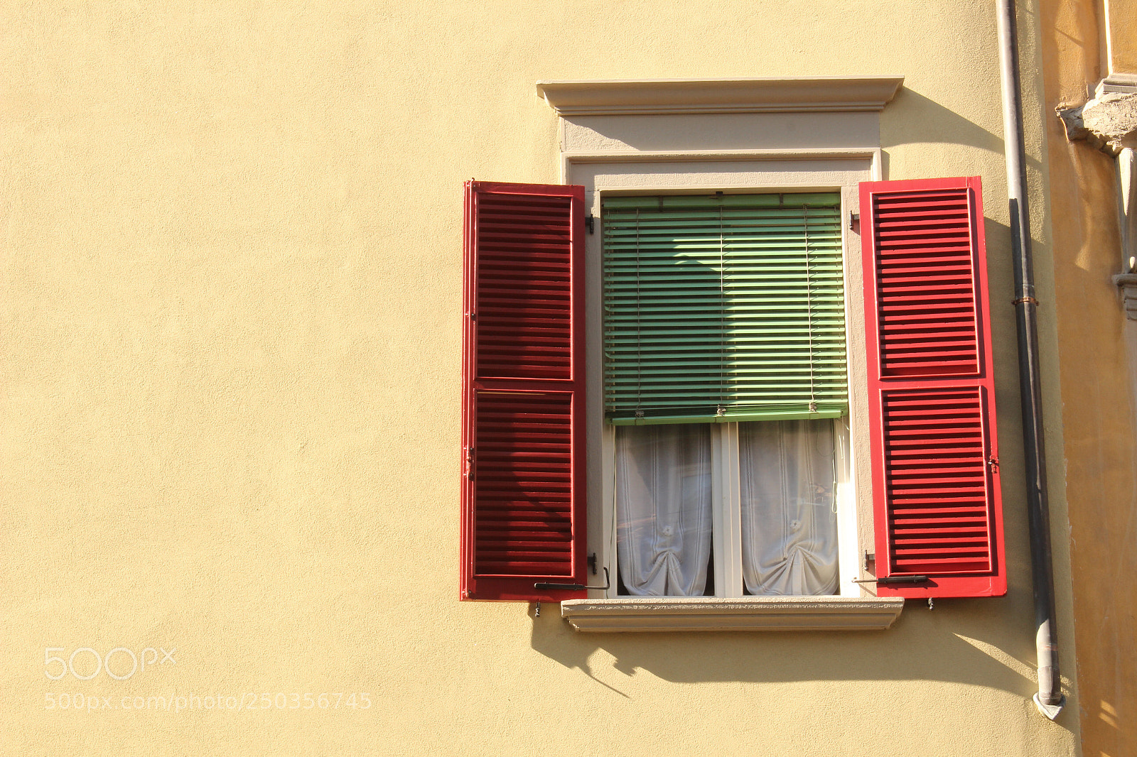 Canon EOS 600D (Rebel EOS T3i / EOS Kiss X5) sample photo. Ancestral shutters color the photography
