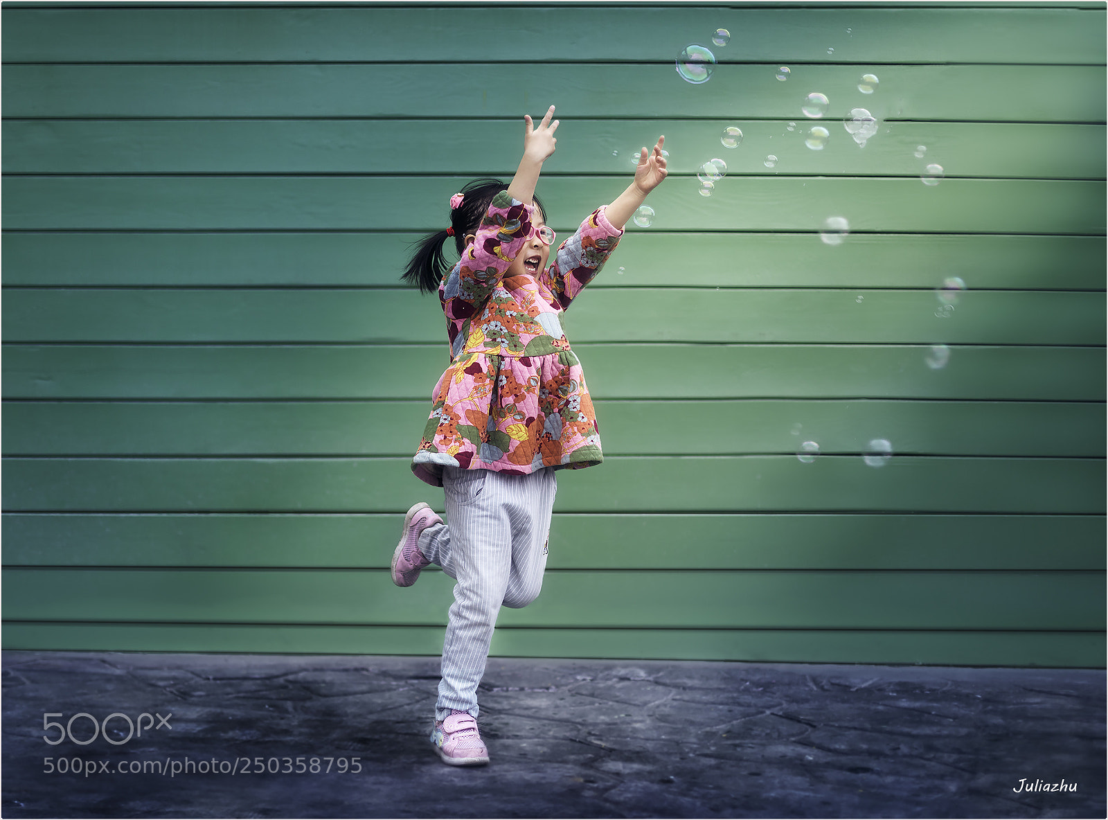 Canon EOS 5D Mark IV sample photo. Grab bubbles. photography