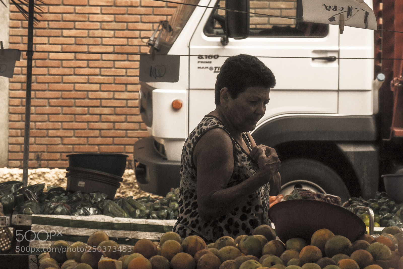 Nikon D3100 sample photo. Mujer naranjas photography