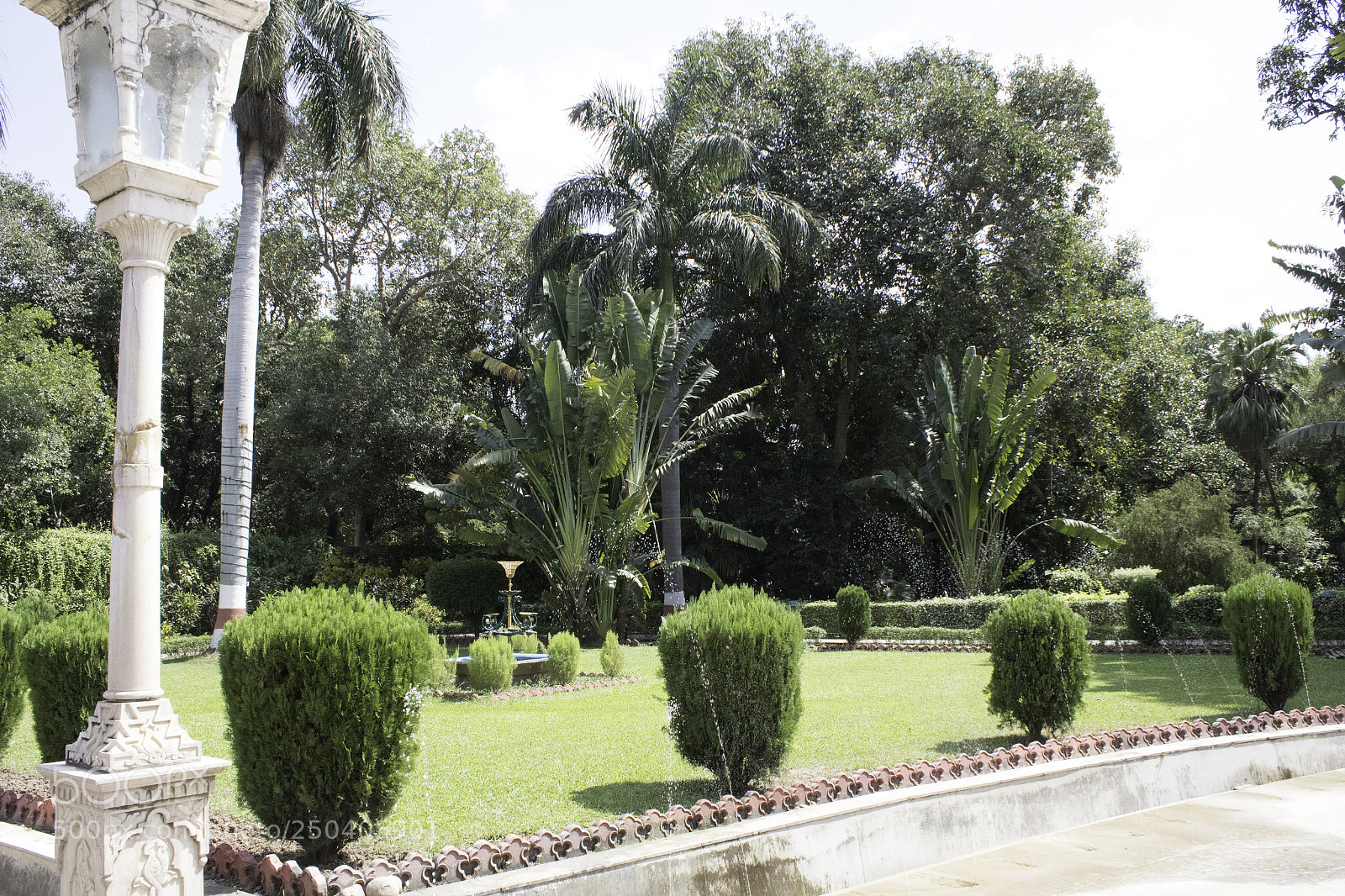 Canon EOS 1300D (EOS Rebel T6 / EOS Kiss X80) sample photo. Lawns with gutter fountains photography