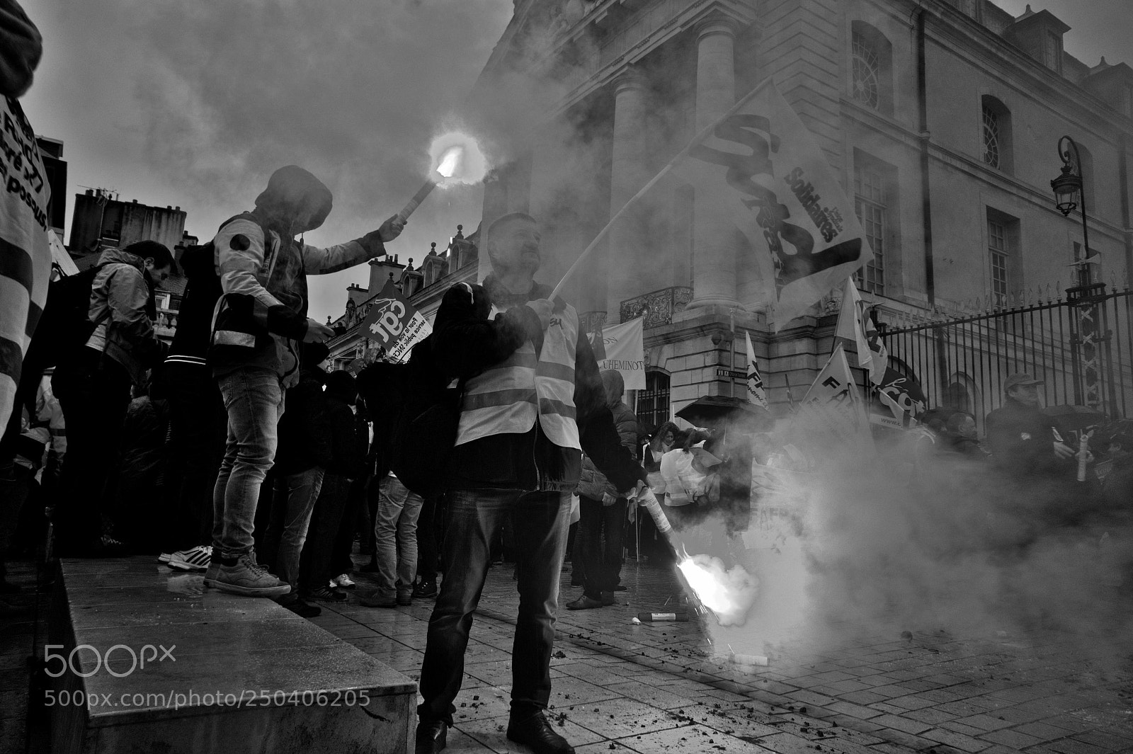 Sony Alpha a5000 (ILCE 5000) sample photo. Cheminot manif dijon -mouvement photography