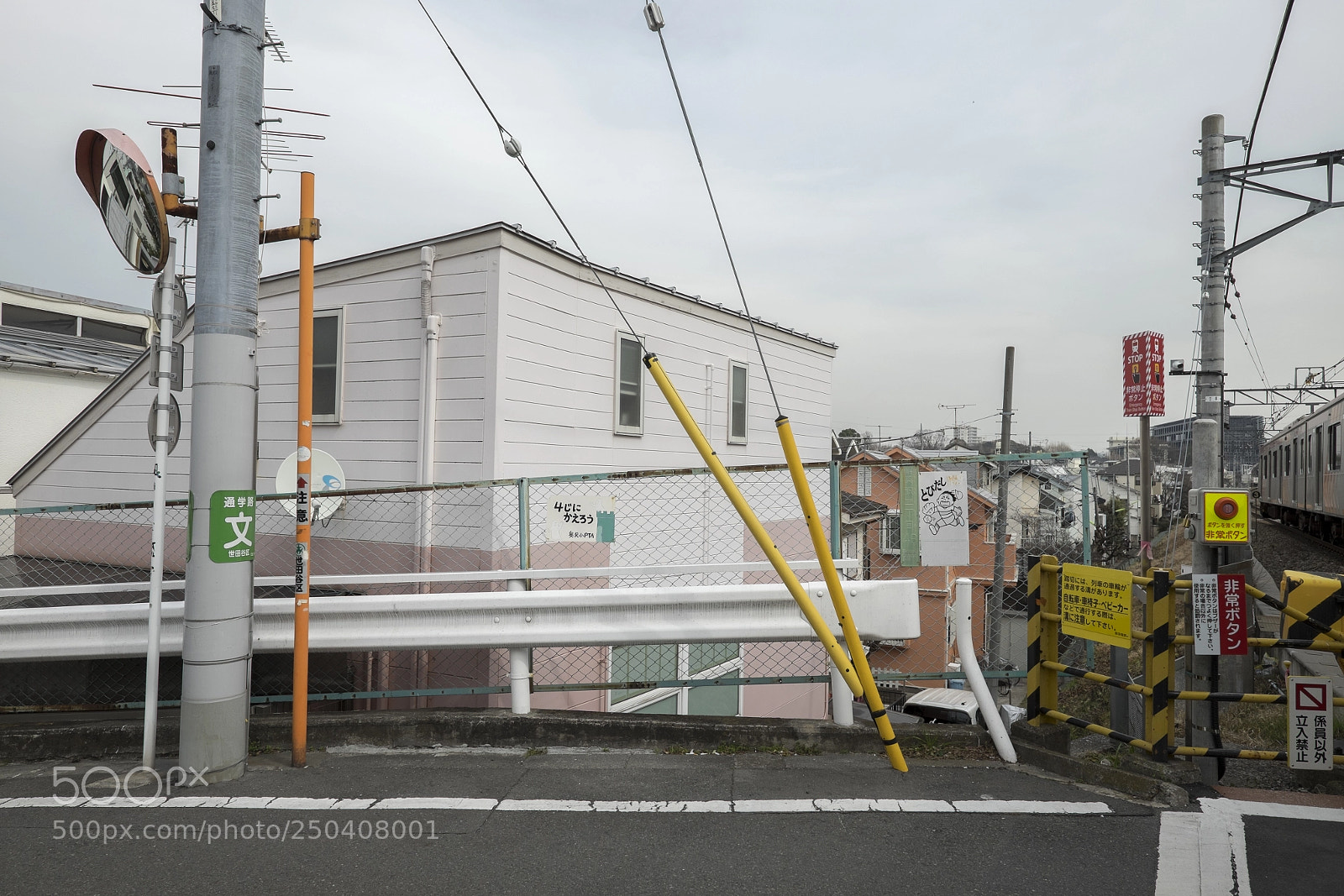 Fujifilm X-T1 sample photo. Tokyo.世田谷区奥沢　緑が丘1号踏切脇 photography