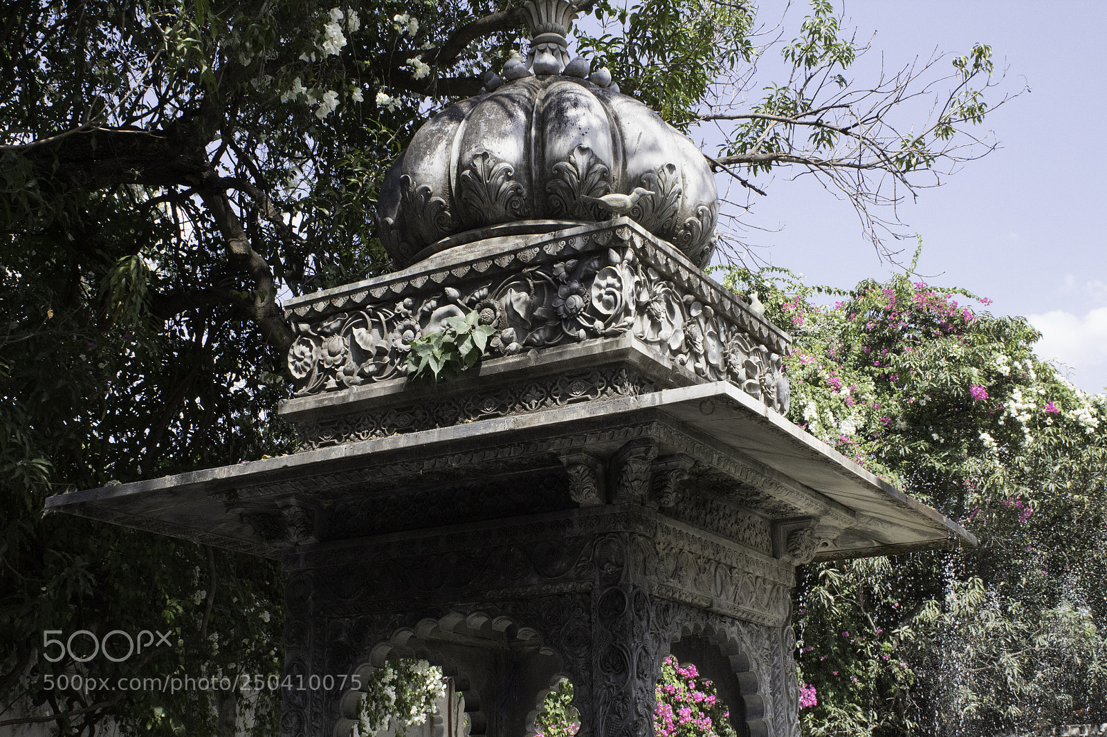 Canon EOS 1300D (EOS Rebel T6 / EOS Kiss X80) sample photo. Carved kiosk under bending photography