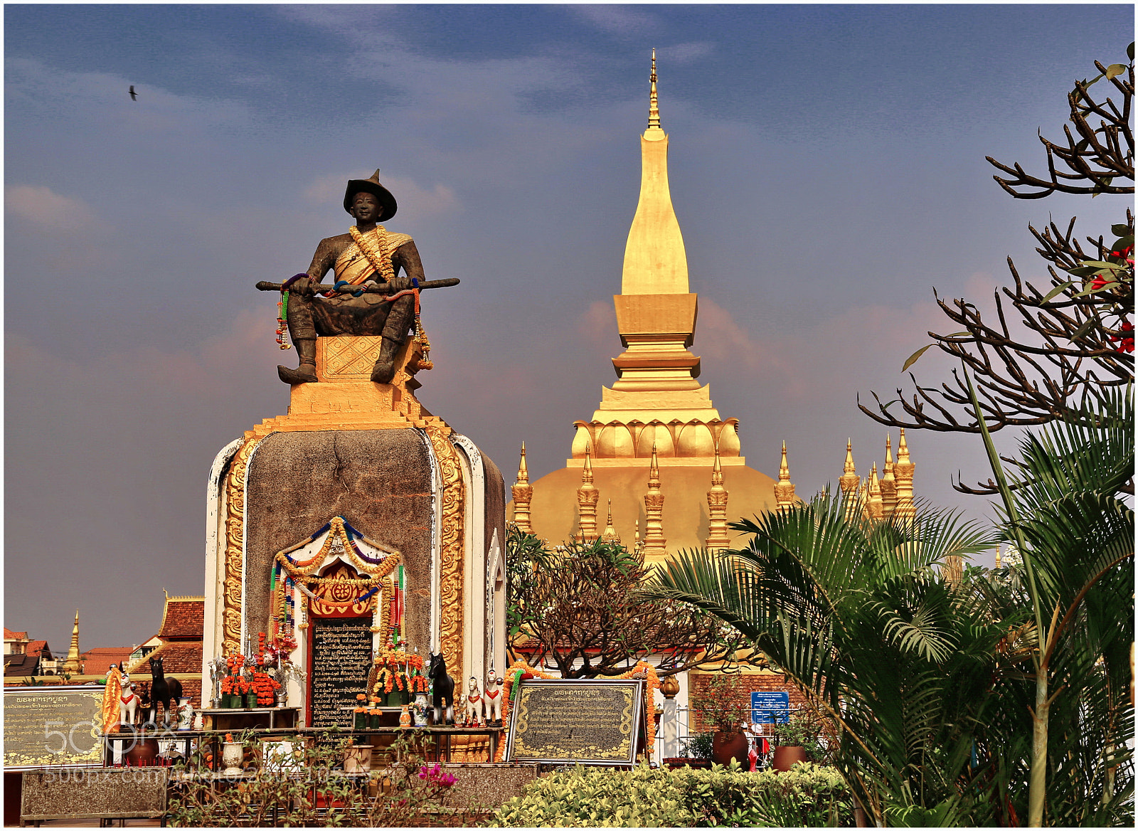 Canon EOS 6D + Canon EF 24-105mm F4L IS USM sample photo. Pha that luang temple photography