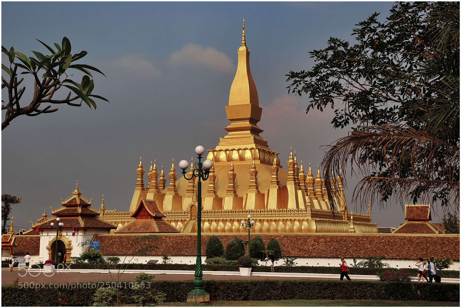 Canon EOS 6D + Canon EF 24-105mm F4L IS USM sample photo. Pha that luang temple photography