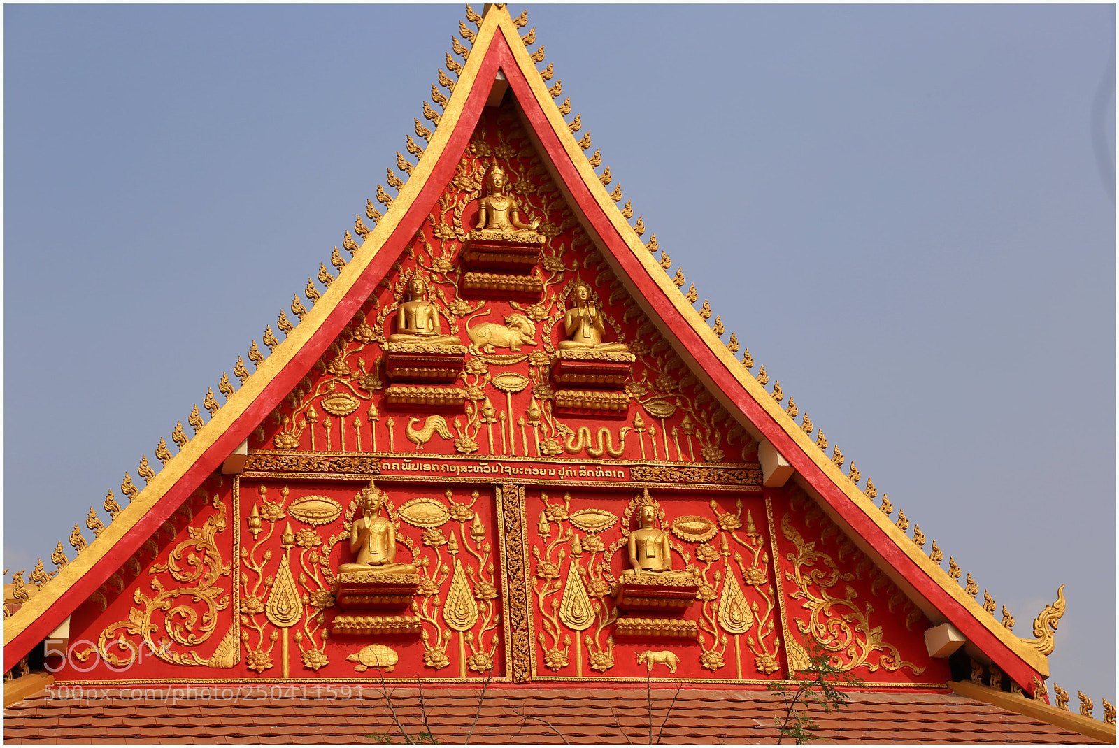 Canon EOS 6D + Canon EF 24-105mm F4L IS USM sample photo. Temple roof photography