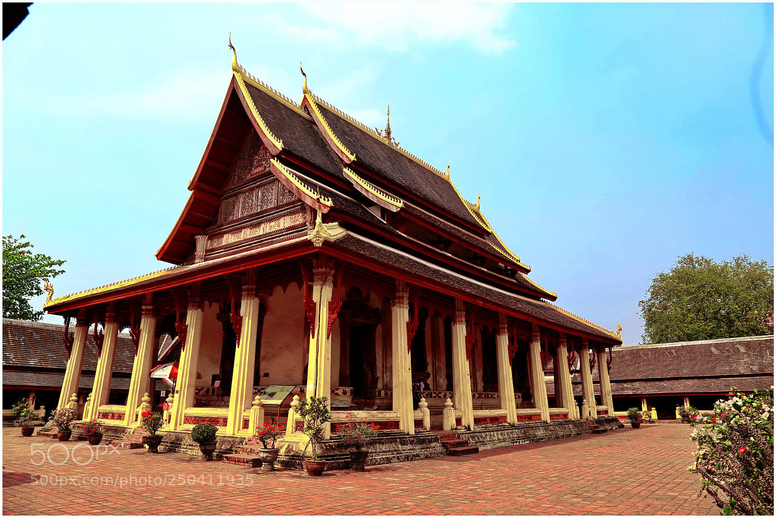 Canon EOS 6D + Canon EF 24-105mm F4L IS USM sample photo. Wat sisaket photography