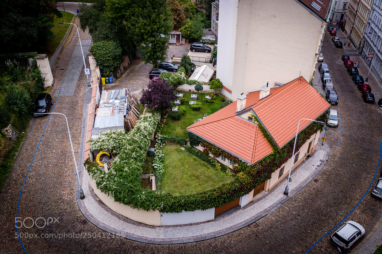 Canon EOS 700D (EOS Rebel T5i / EOS Kiss X7i) sample photo. House in prague photography