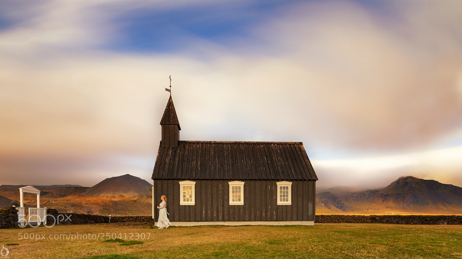 Canon EOS 5D Mark IV sample photo. Budir black church photography