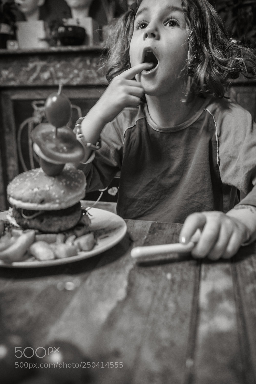 Fujifilm X-Pro2 sample photo. Ë eating a hamburger photography