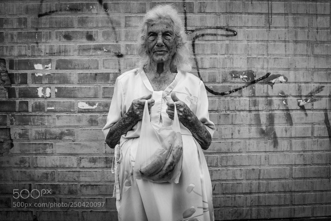 Canon EOS 70D sample photo. Ee viejitos comida pension photography