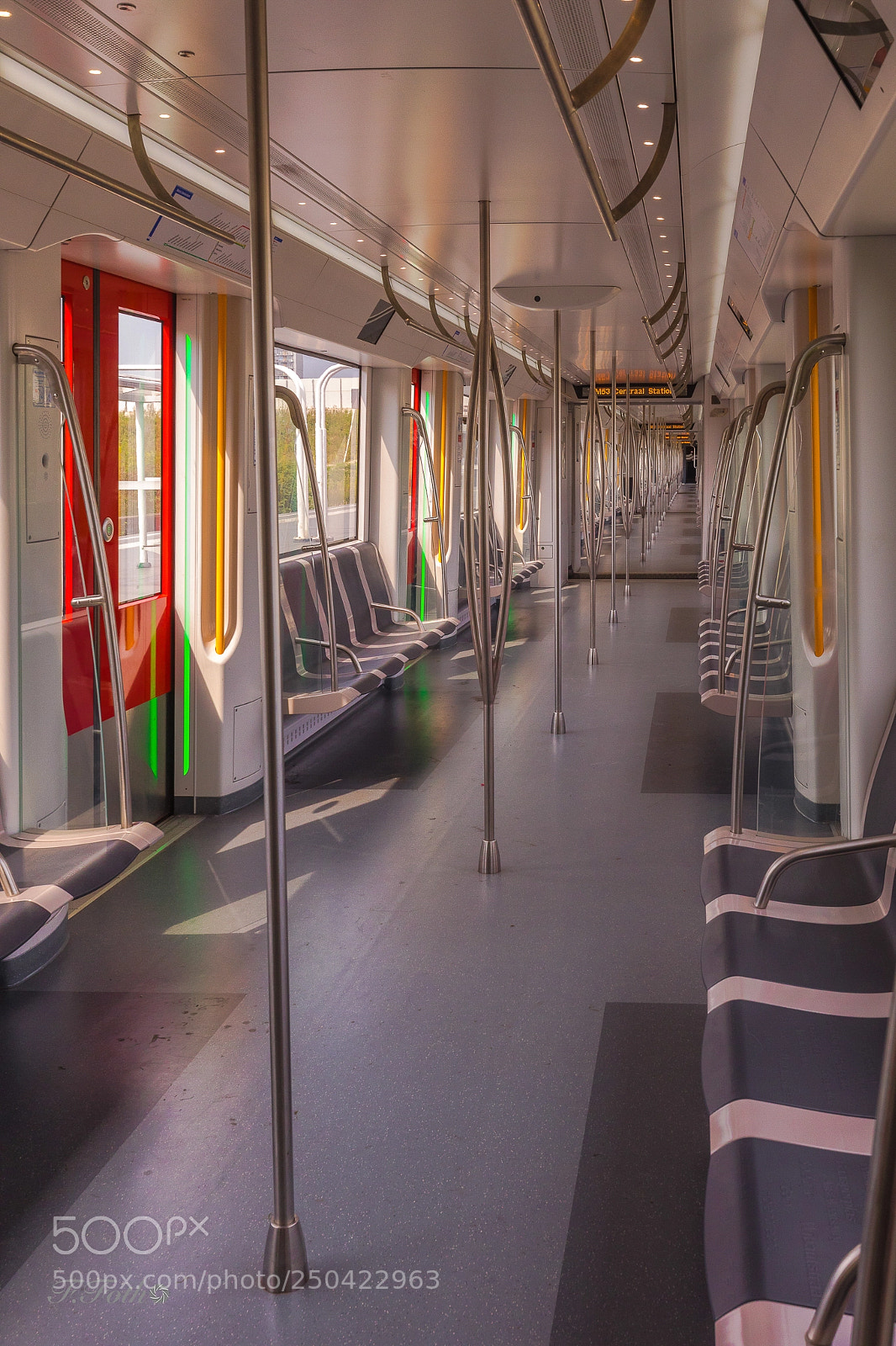 Canon EOS 5D Mark IV sample photo. Empty subway photography