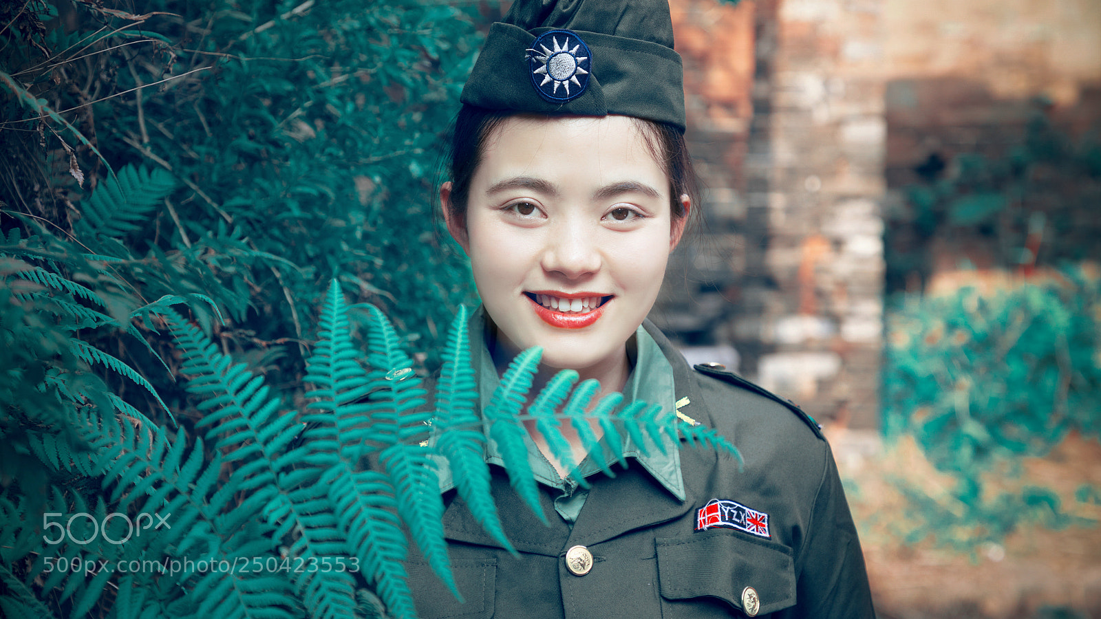 Canon EOS 5D Mark IV sample photo. Green flowers in the photography