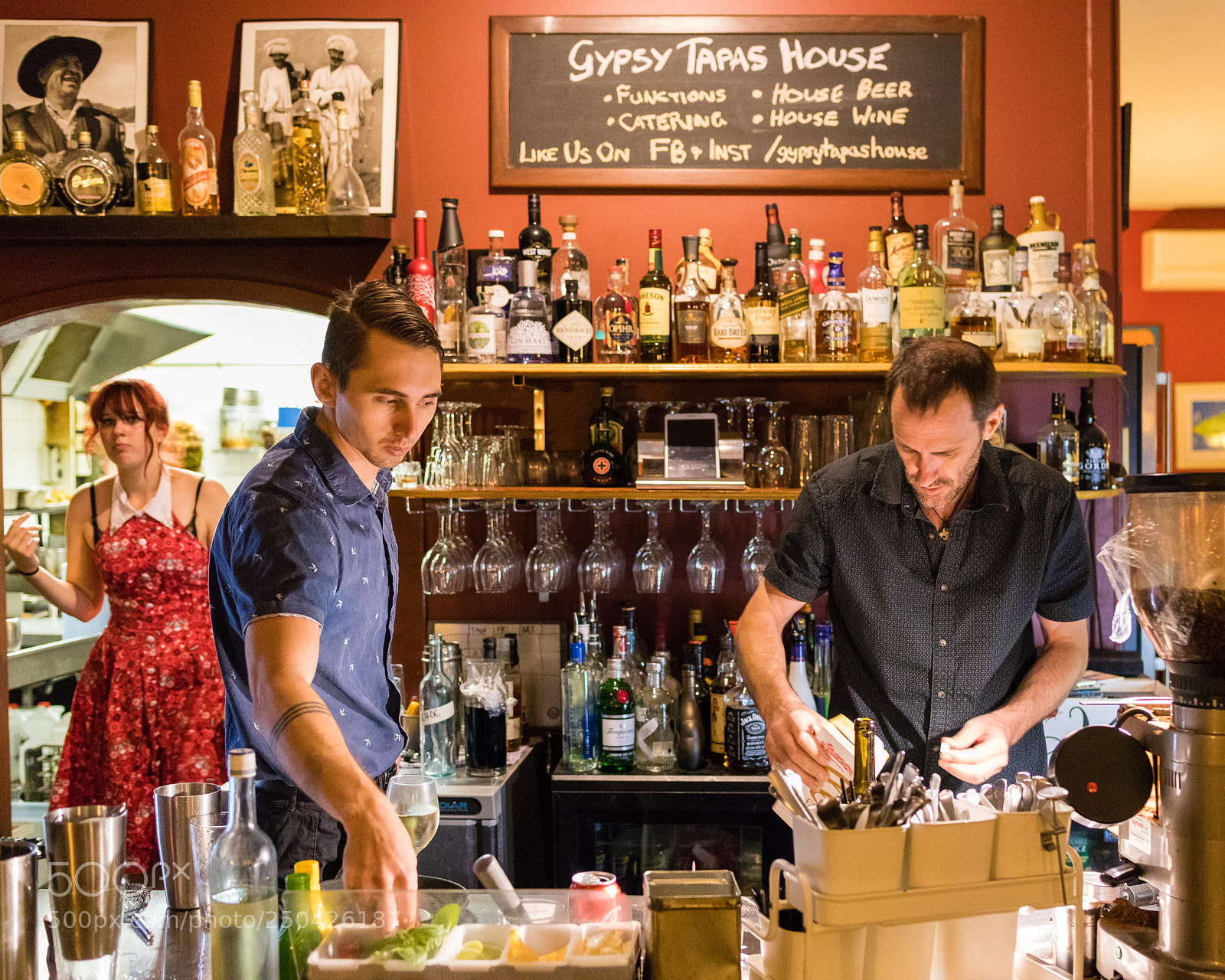 Canon EOS 5D Mark IV sample photo. Bar scene photography