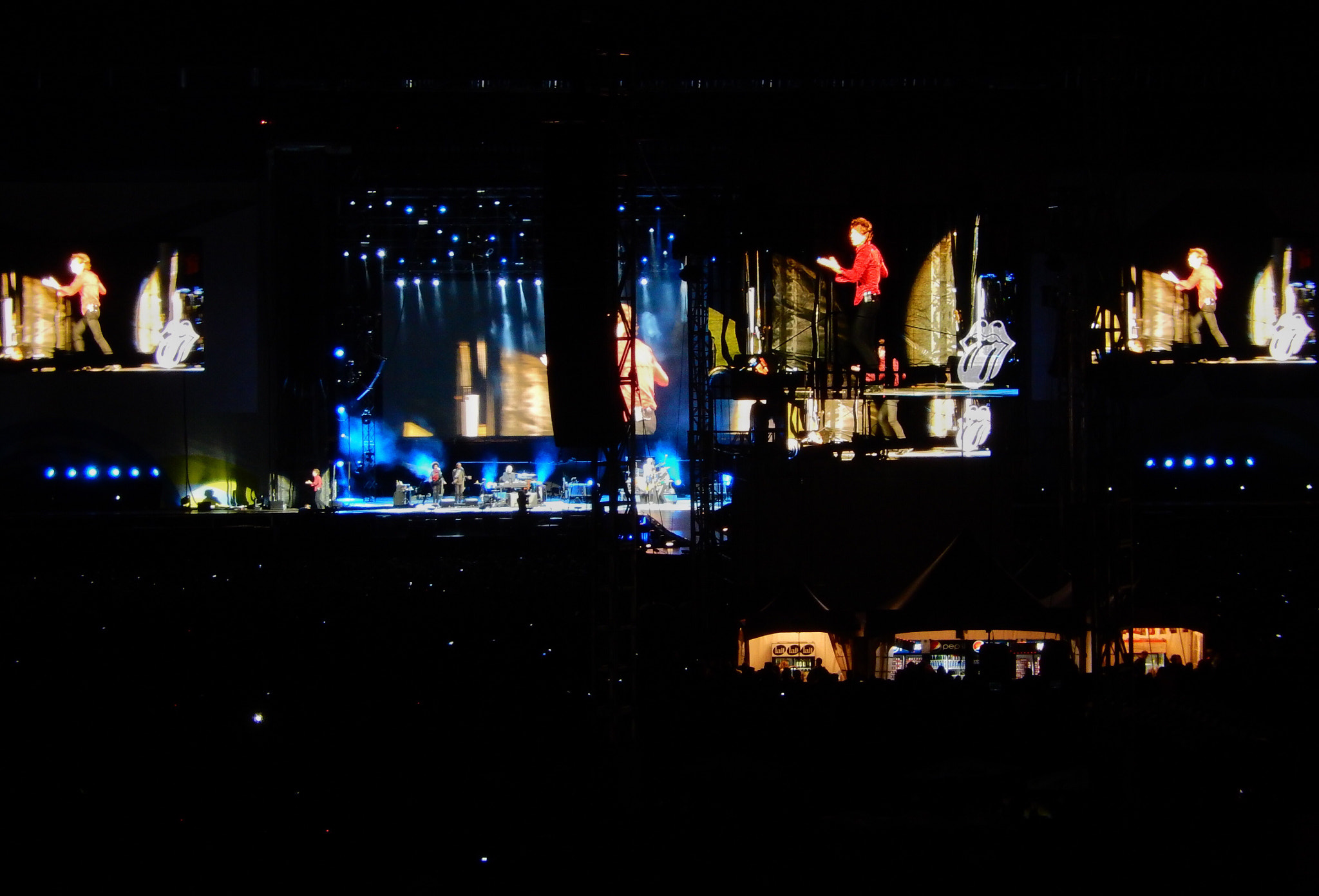 Nikon COOLPIX S9600 sample photo. Six times mick jagger, in person on stage (bottom left) and on screens, performing in quebec city photography