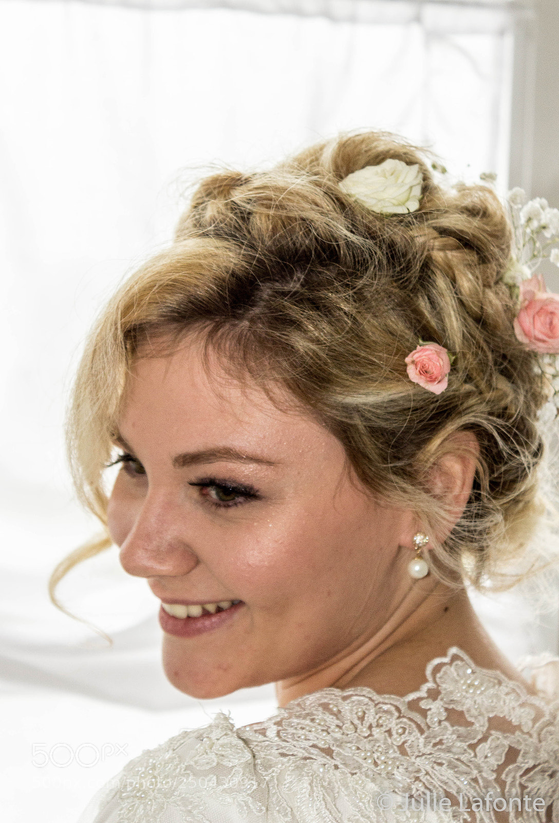 Canon EOS 1200D (EOS Rebel T5 / EOS Kiss X70 / EOS Hi) sample photo. Smiling bride photography