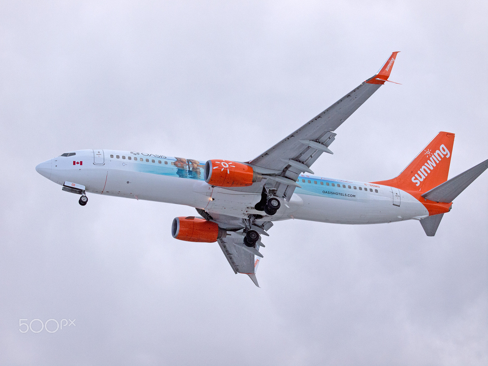 Olympus E-5 sample photo. Sunwing "oasis hotels" boeing b-737-800 photography
