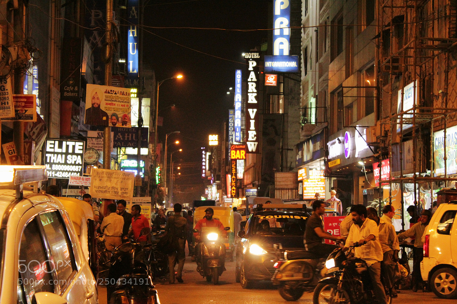 Canon EOS 1300D (EOS Rebel T6 / EOS Kiss X80) sample photo. Night light photography