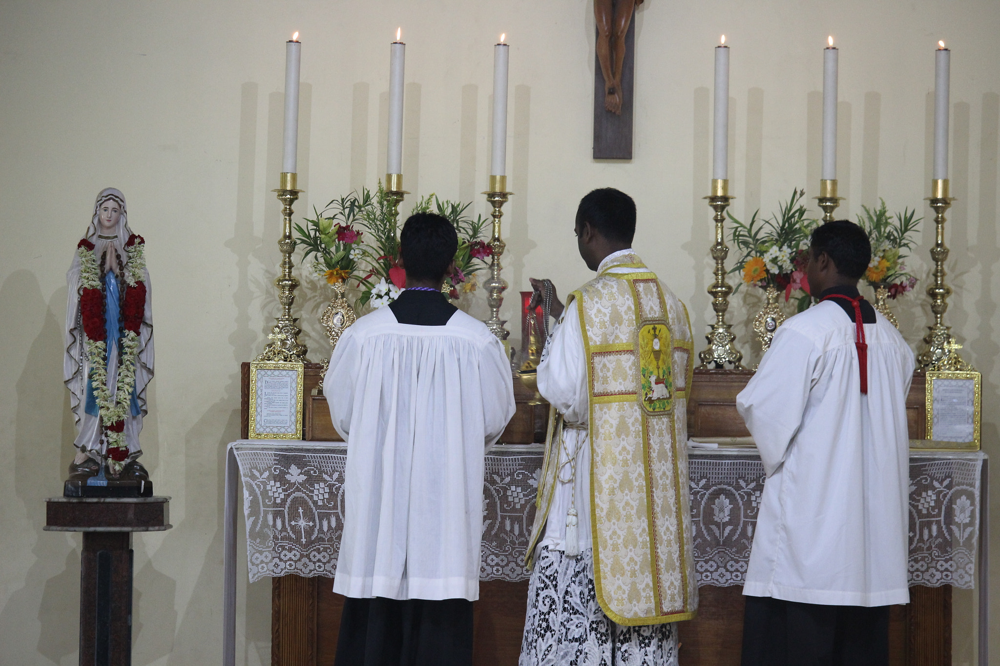 Canon EF-S 55-250mm F4-5.6 IS STM sample photo. Traditional latin mass on christ the king feast photography