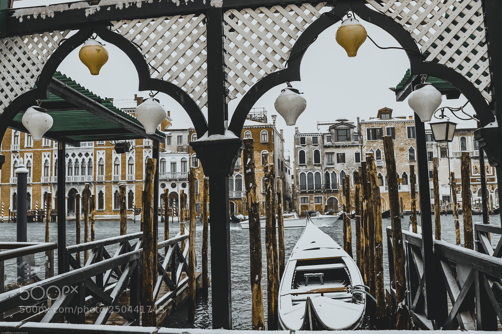 Canon EOS 200D (EOS Rebel SL2 / EOS Kiss X9) sample photo. Snow in venice photography