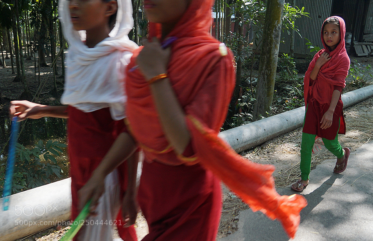 Sony a6000 sample photo. Girls walking in dahka photography