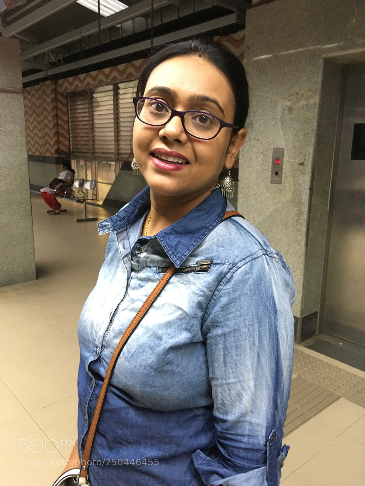 Apple iPhone SE sample photo. Smiling lady in senims photography