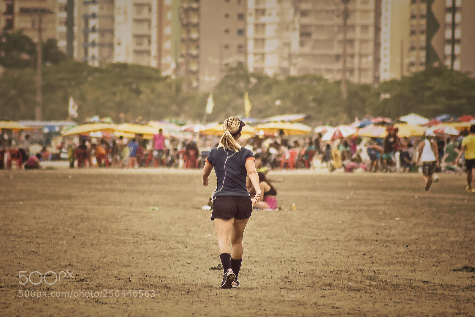 Canon EOS 100D (EOS Rebel SL1 / EOS Kiss X7) sample photo. Walk on the beach photography