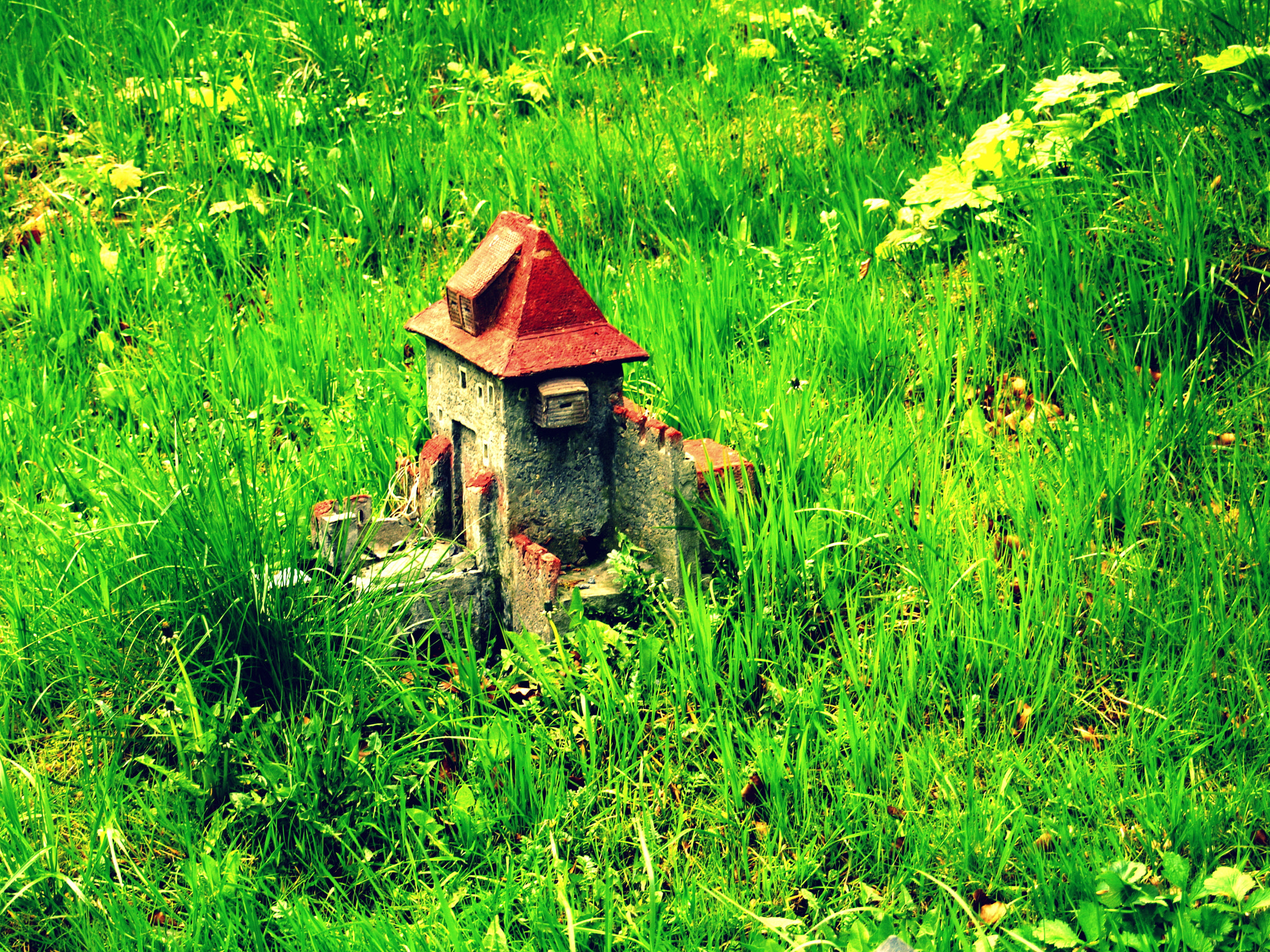 Olympus E-410 (EVOLT E-410) sample photo. Found the vip smurf house photography