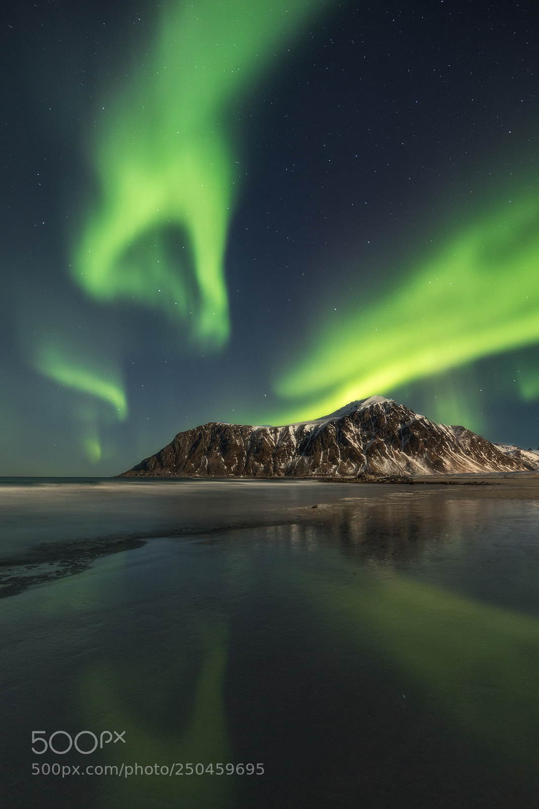 Canon EOS 5D Mark IV sample photo. Snaky aurora photography