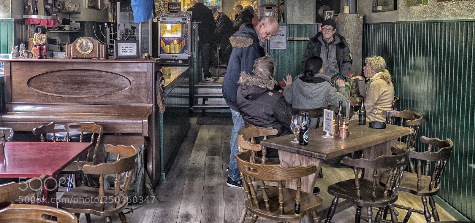 Fujifilm X100S sample photo. Arguing in the bar photography