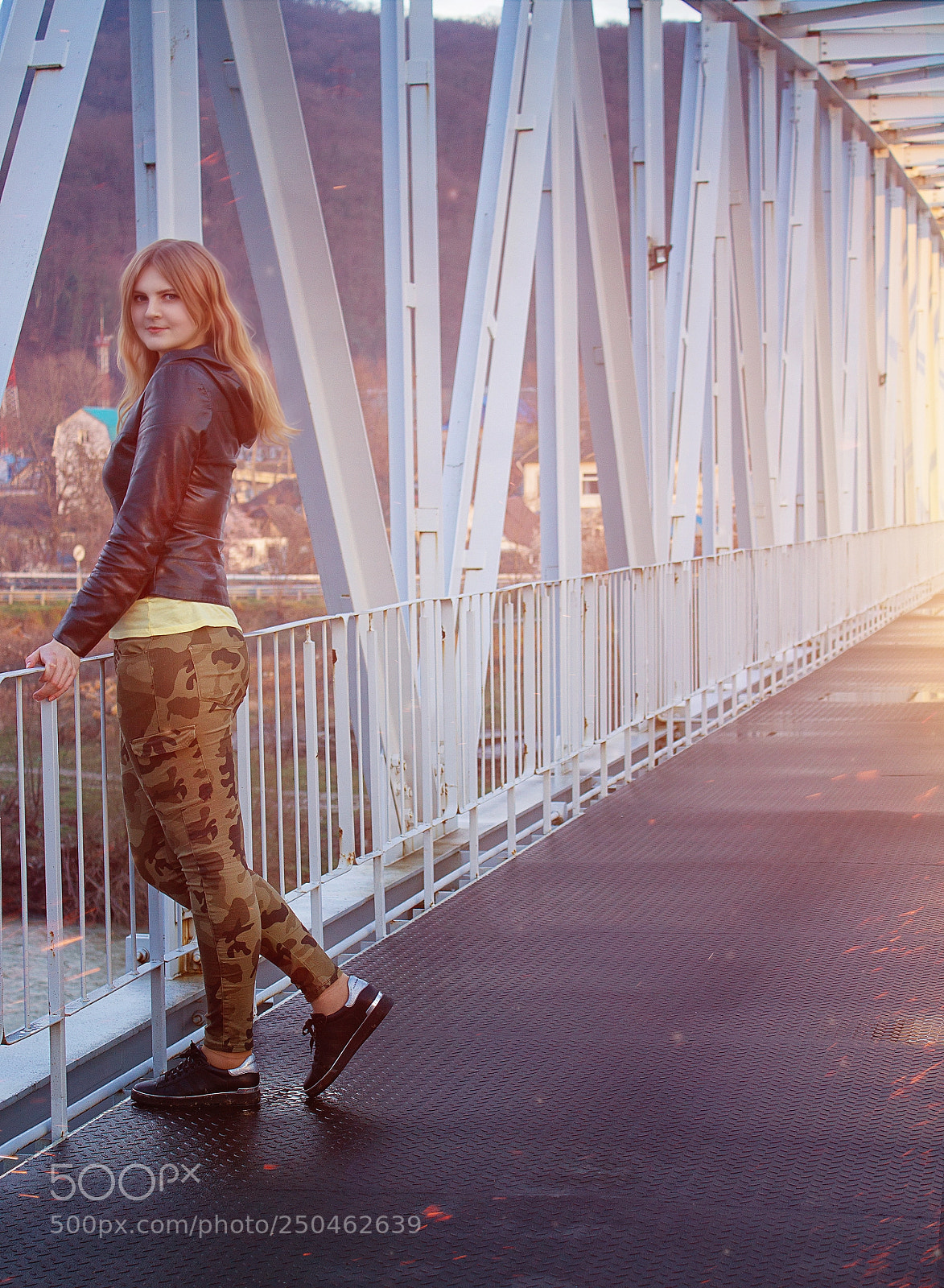 Canon EOS 1200D (EOS Rebel T5 / EOS Kiss X70 / EOS Hi) sample photo. Girl on the bridge photography
