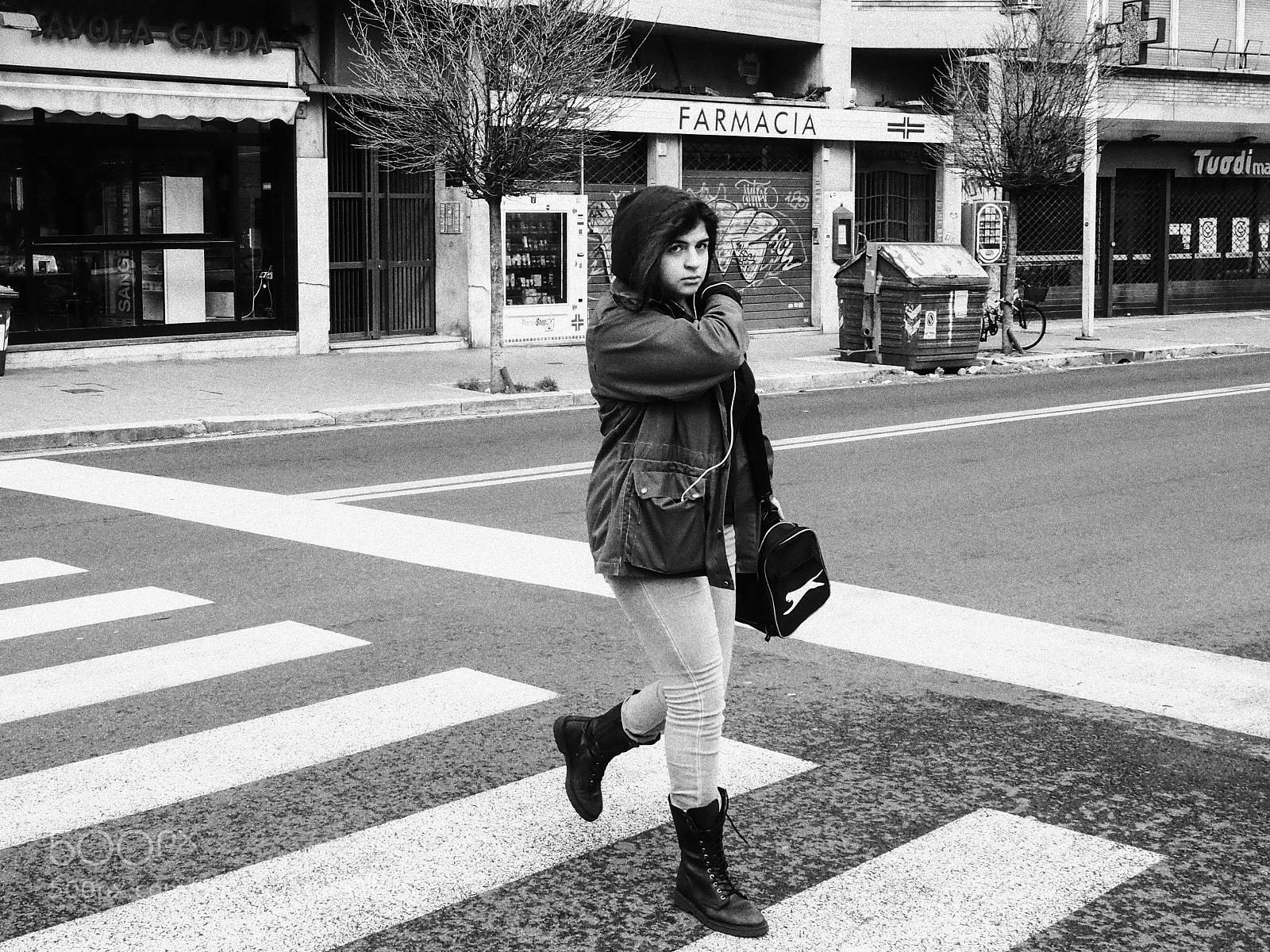 Olympus PEN-F sample photo. Walking photography