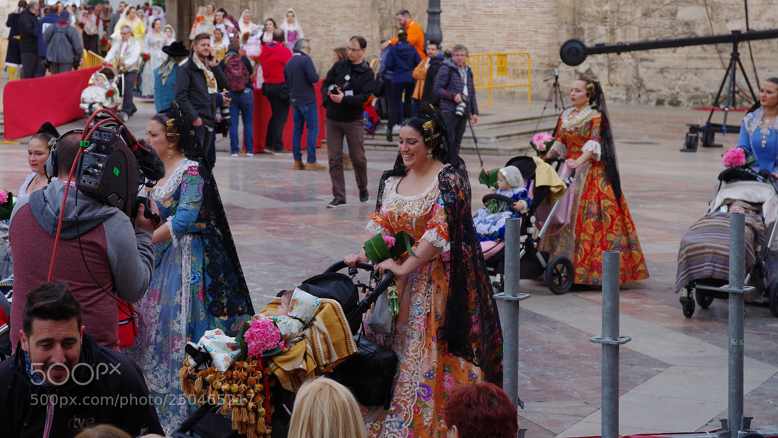 Pentax K-S2 sample photo. Falleras con niños photography