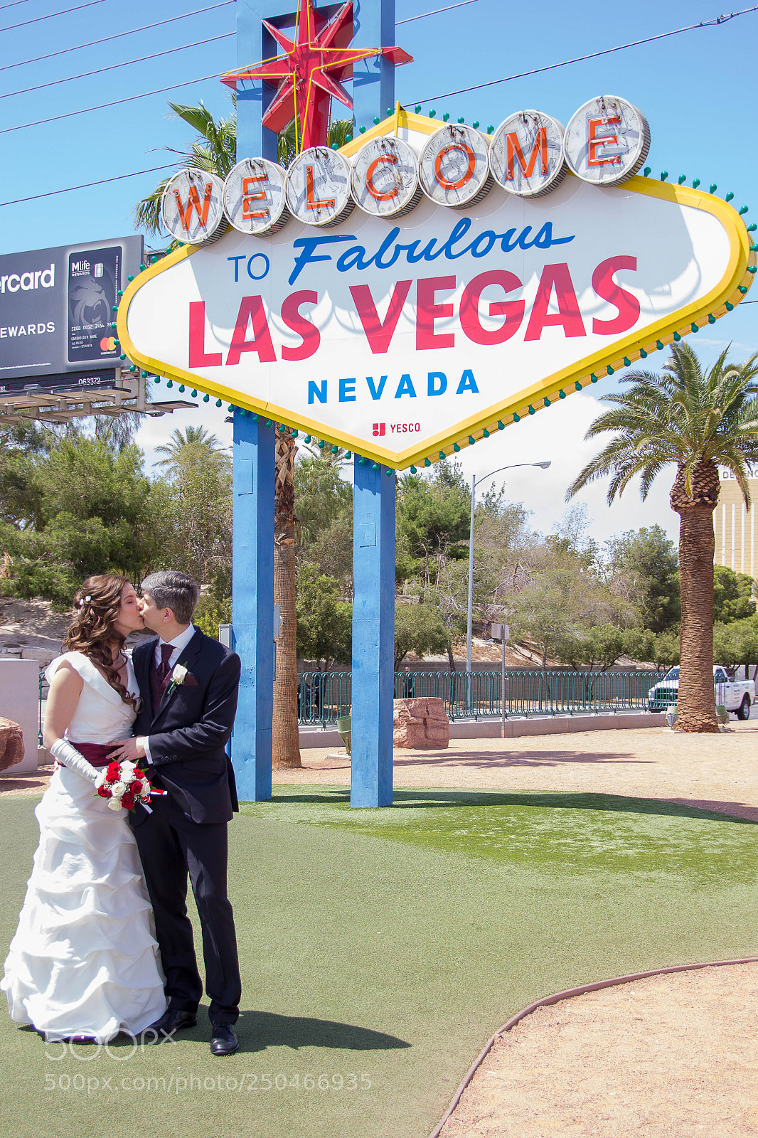 Canon EOS 600D (Rebel EOS T3i / EOS Kiss X5) sample photo. Kiss in vegas photography
