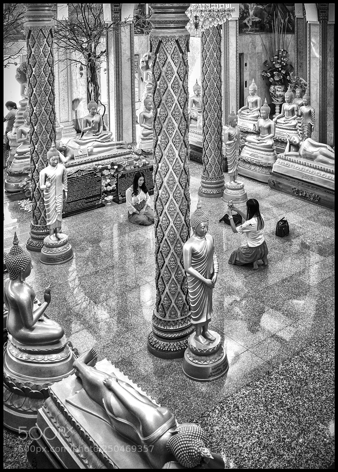 Leica CL sample photo. Photography in the temple..... photography