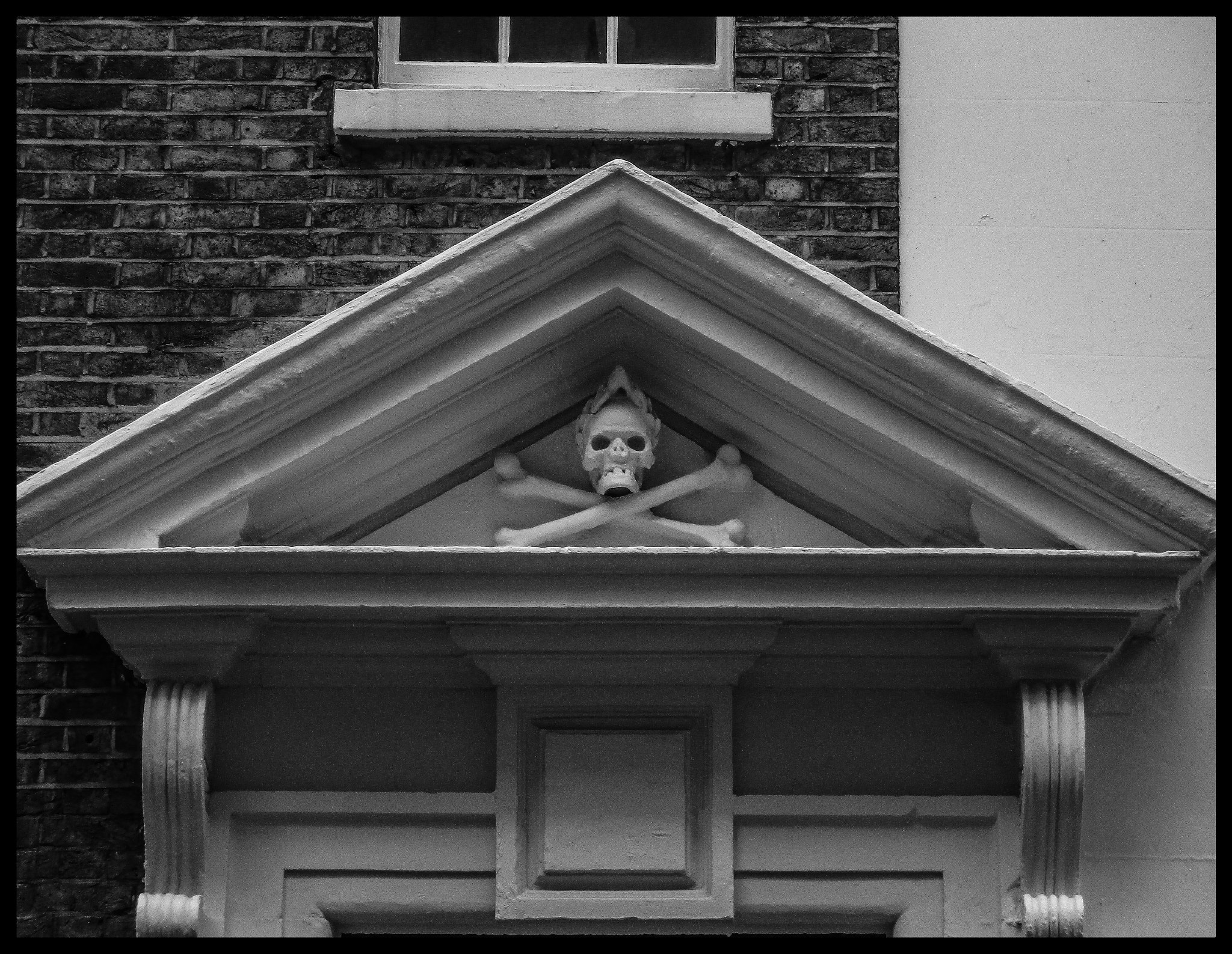 Canon PowerShot ELPH 160 (IXUS 160 / IXY 150) sample photo. Skull and bones photography