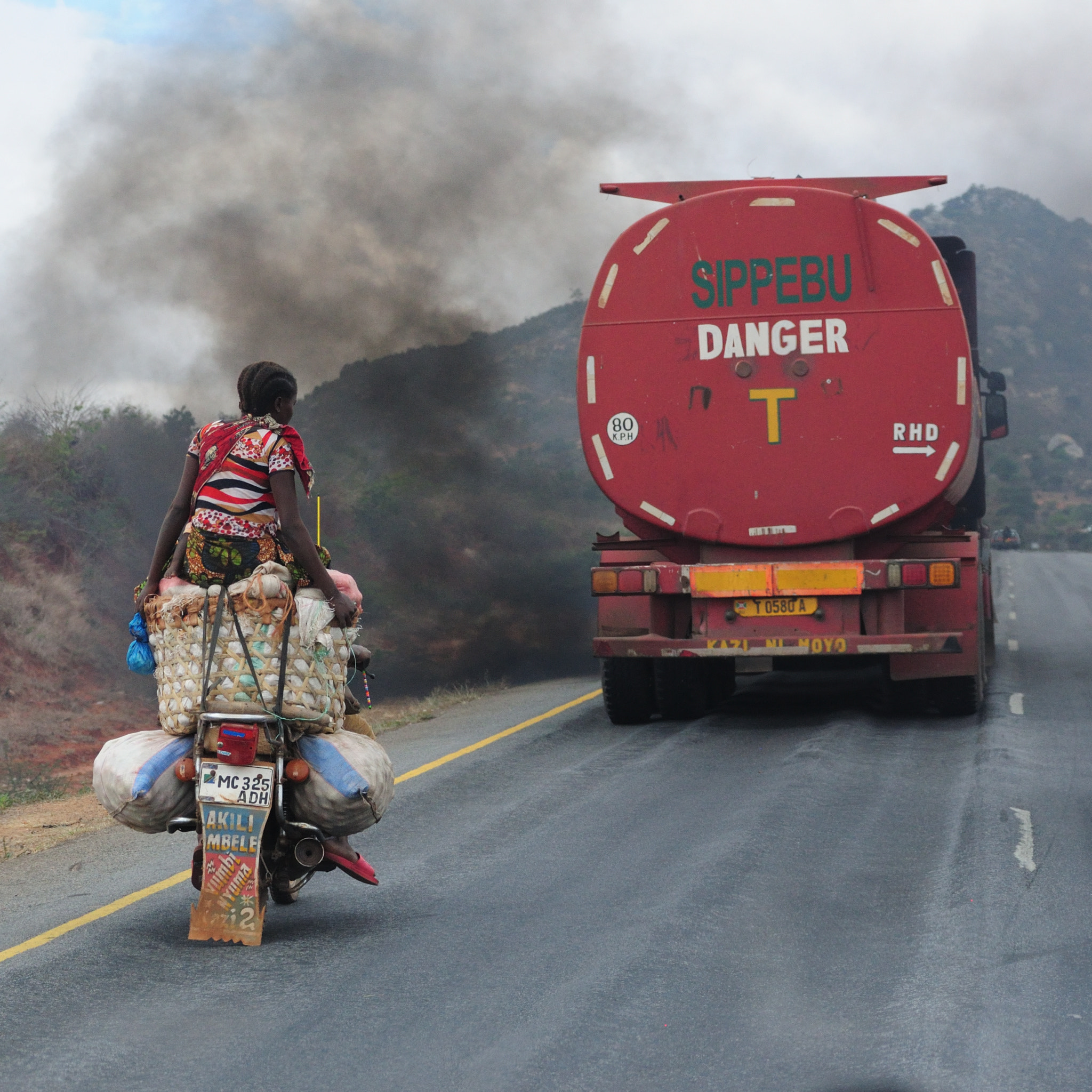 Nikon D90 sample photo. Danger on the road photography
