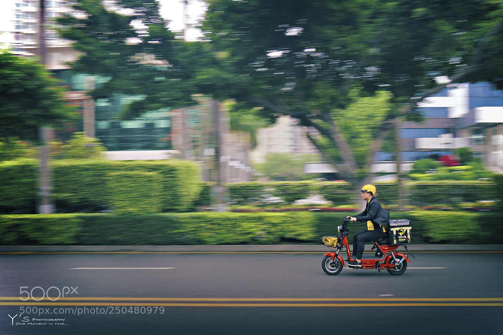 Sony a6000 sample photo. Passing by. 路过。 photography