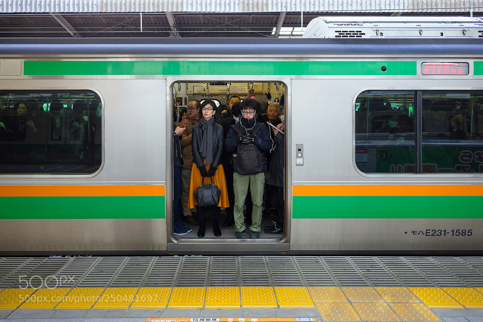 Ricoh GR II sample photo. Tokyo commuter photography
