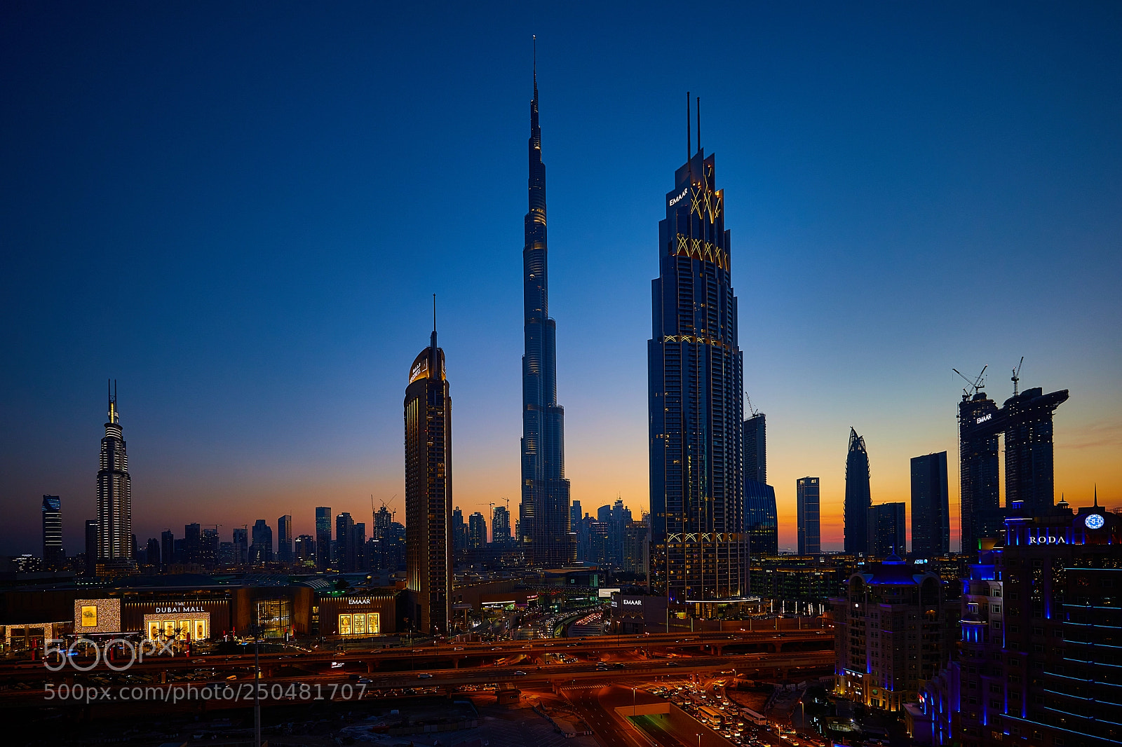 Canon EOS 5D Mark IV sample photo. Dubai by night photography