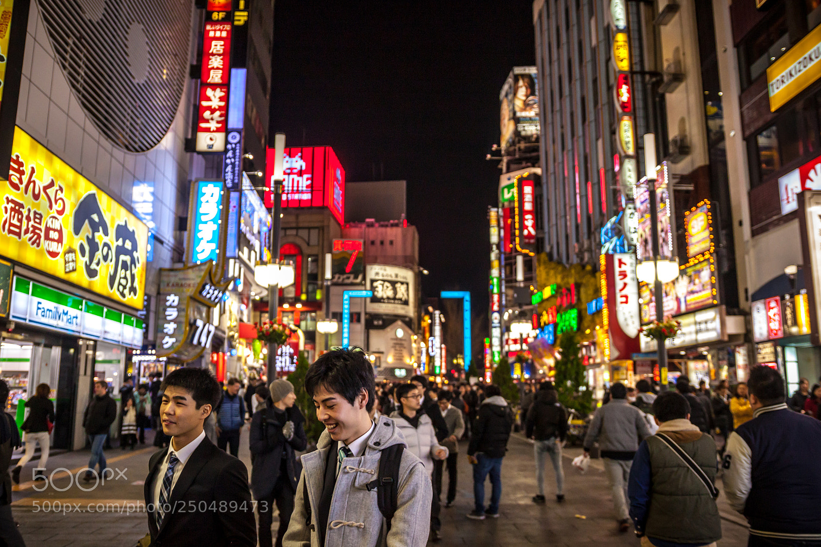Canon EOS 500D (EOS Rebel T1i / EOS Kiss X3) sample photo. Businessman in shinjuku photography