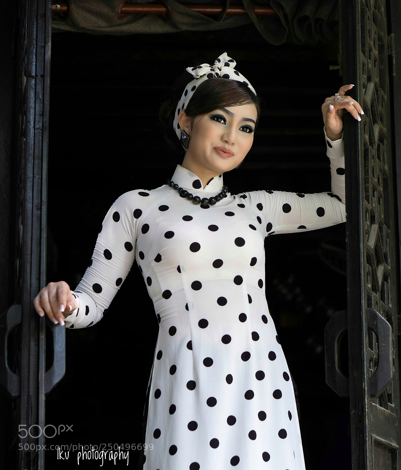 Sony a6000 sample photo. Vietnamese dress in the photography