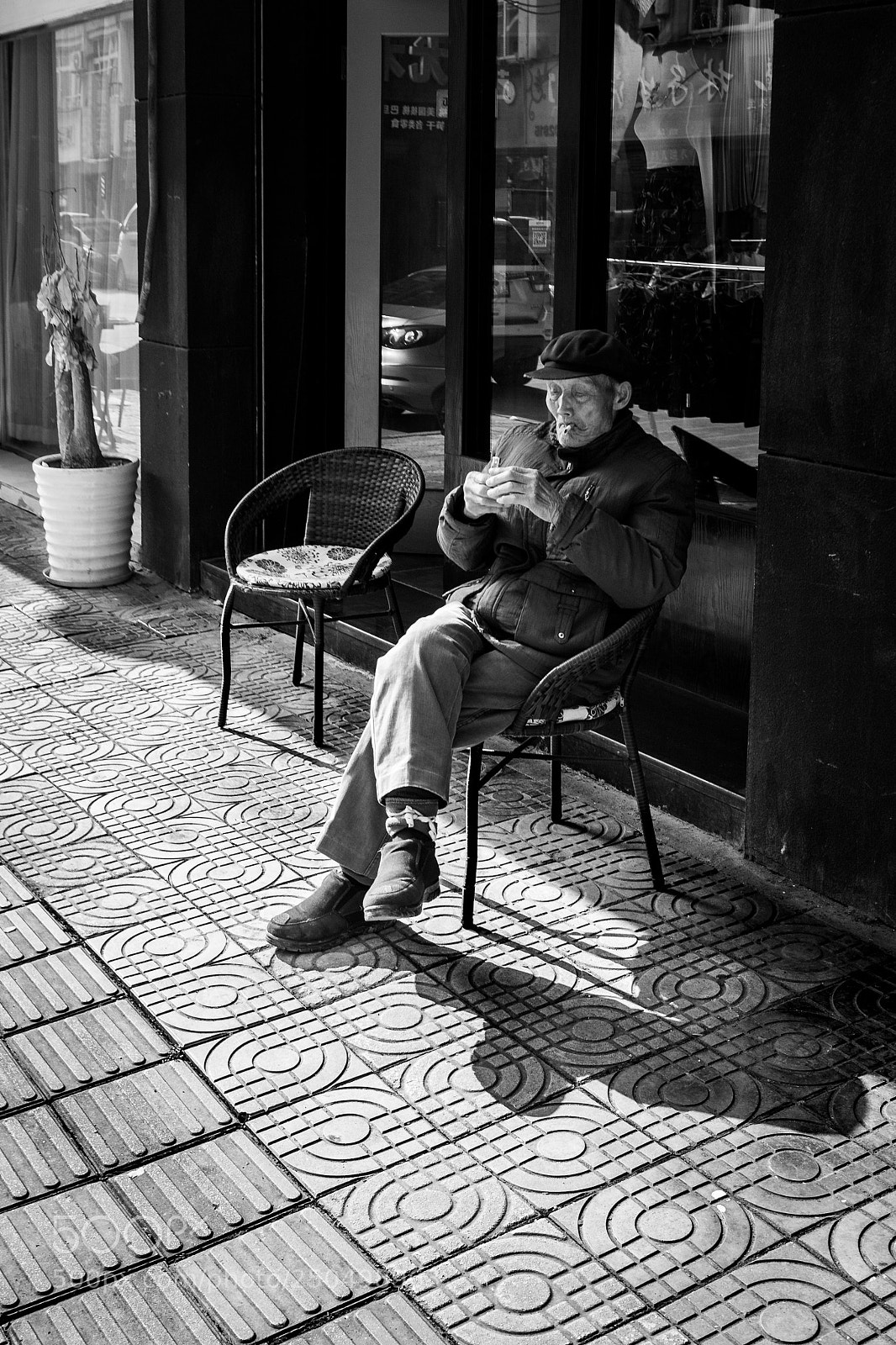 Canon EOS 100D (EOS Rebel SL1 / EOS Kiss X7) sample photo. The old smoker photography