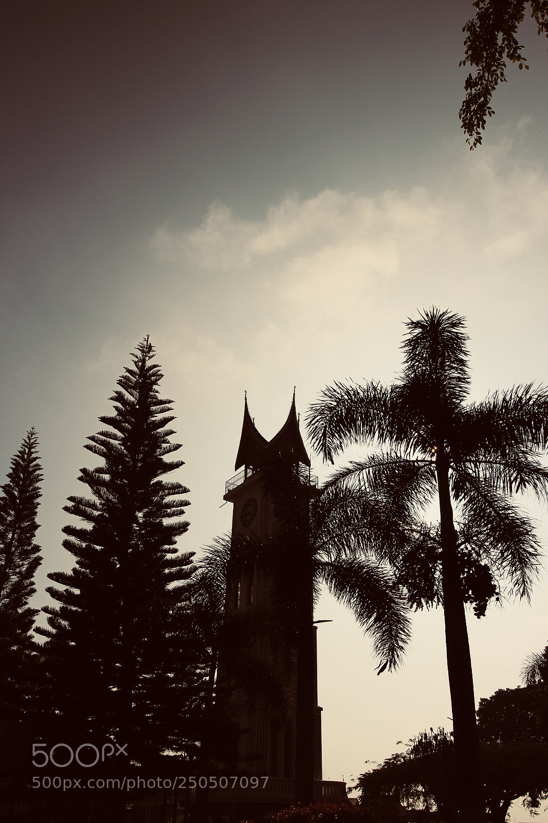 Canon EOS 100D (EOS Rebel SL1 / EOS Kiss X7) sample photo. Jam gadang photography