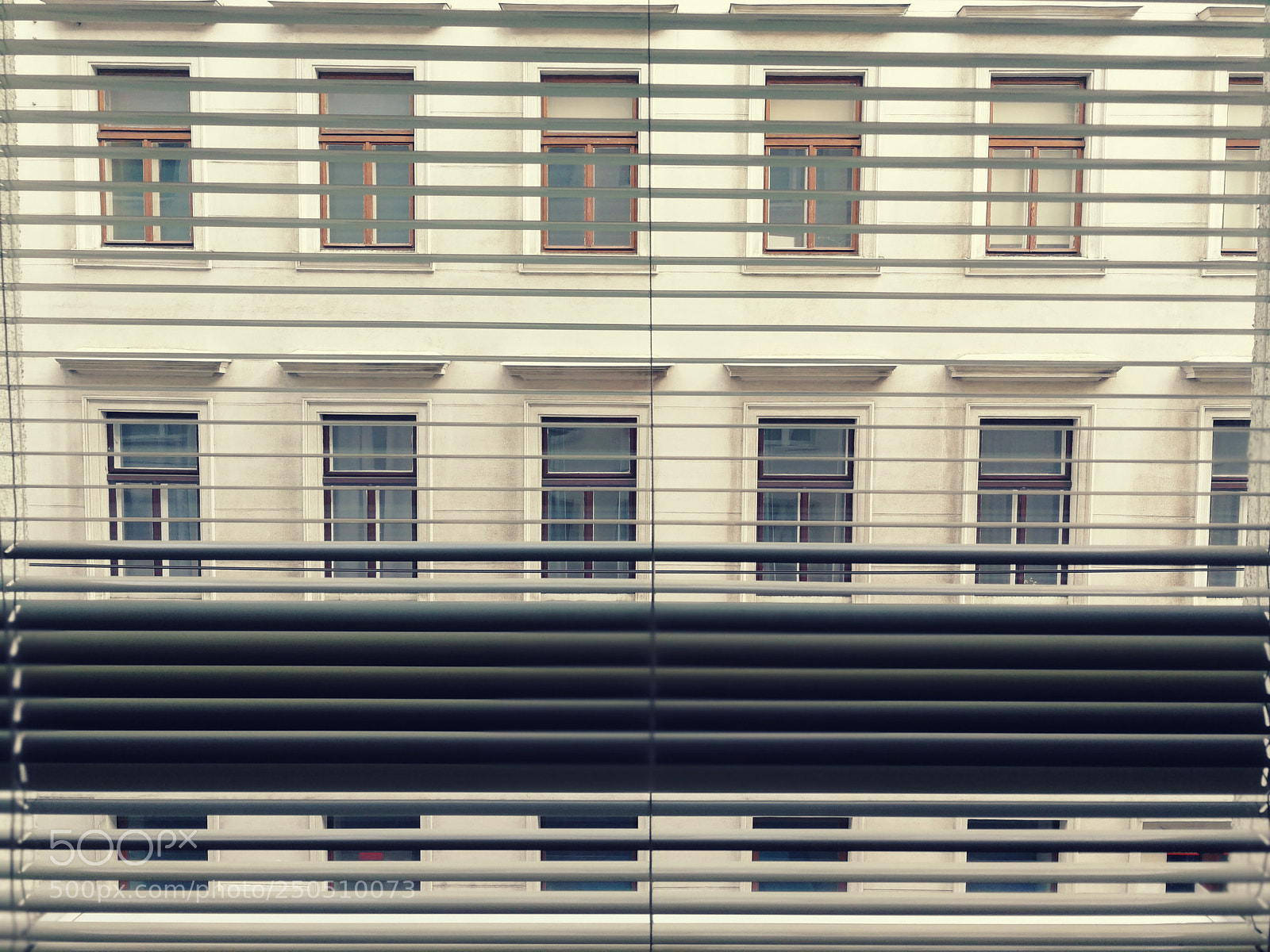 HUAWEI Mate 9 sample photo. Intrusive window in vienna photography