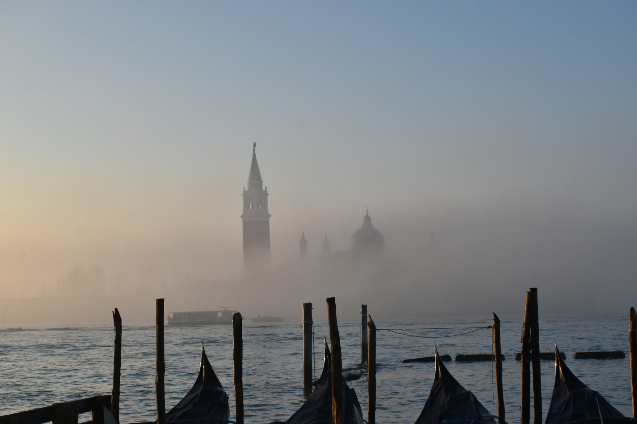 Nikon D5600 sample photo. Early morning mist in venice photography