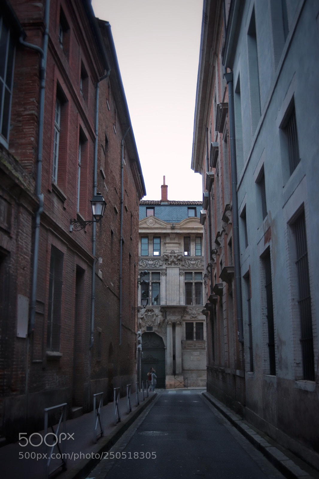 Canon EOS 200D (EOS Rebel SL2 / EOS Kiss X9) sample photo. Toulouse street photography