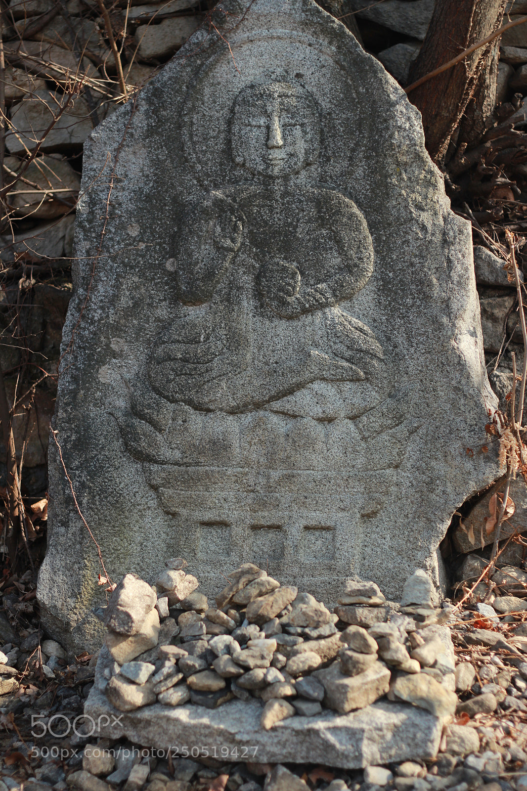 Canon EOS 600D (Rebel EOS T3i / EOS Kiss X5) sample photo. A seated stone statue photography